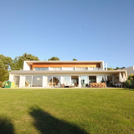 Moderne Mit Ueberdachtem Pool *