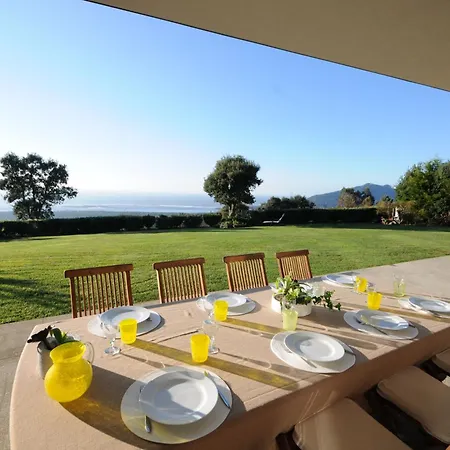 Moderne Mit Ueberdachtem Pool بيت للعطل